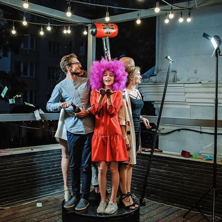 Гости с аниматором в кадре на платформе для слоумо