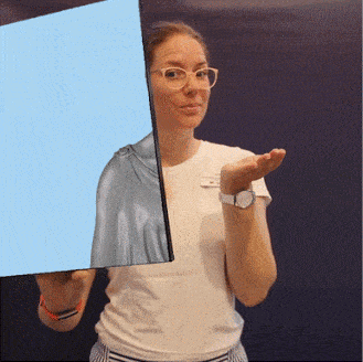 Девушка позирует для фото суперскана