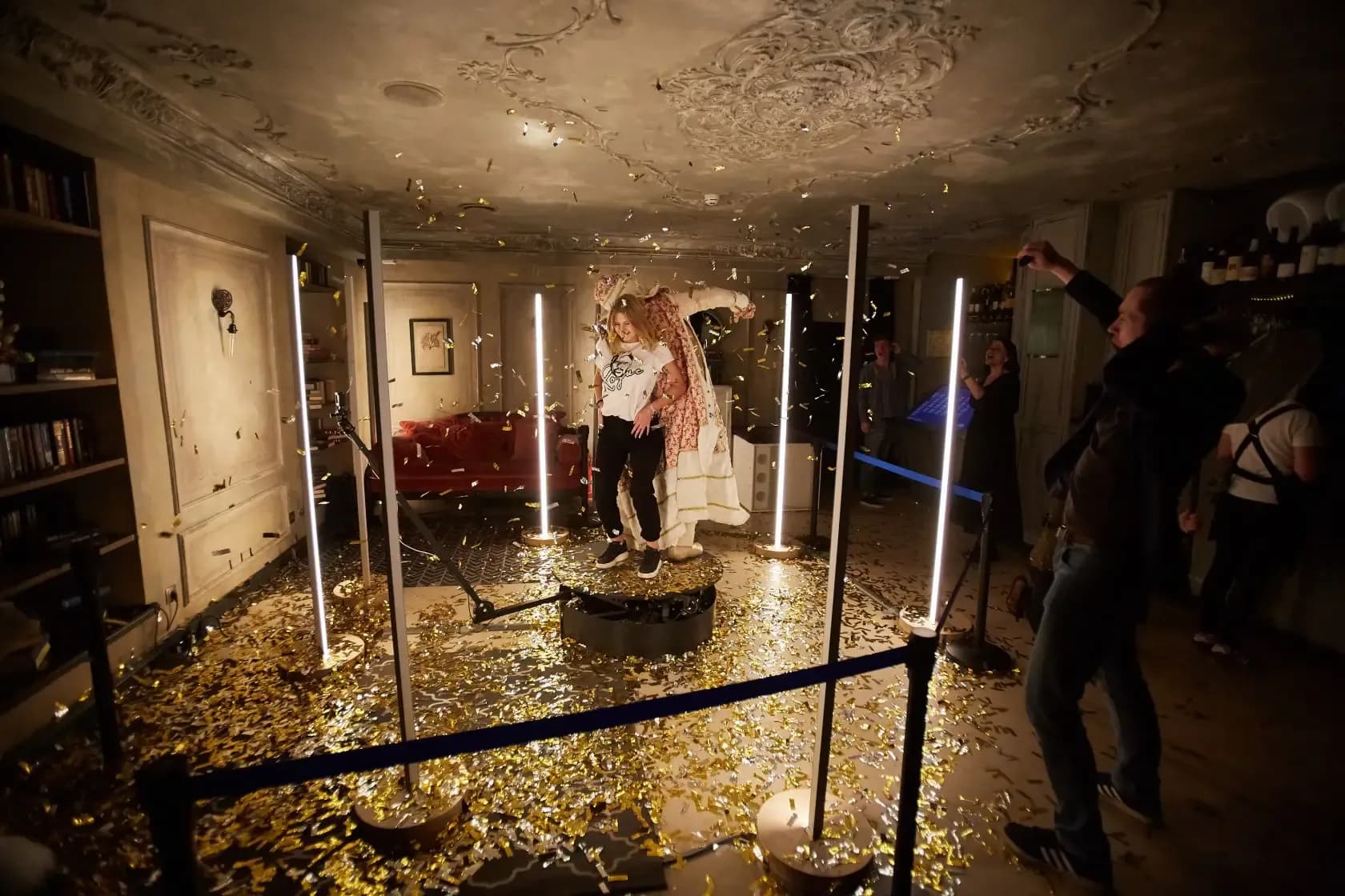 Слоумо 360 на мероприятии: гости на платформе, вокруг конфетти и световые стойки