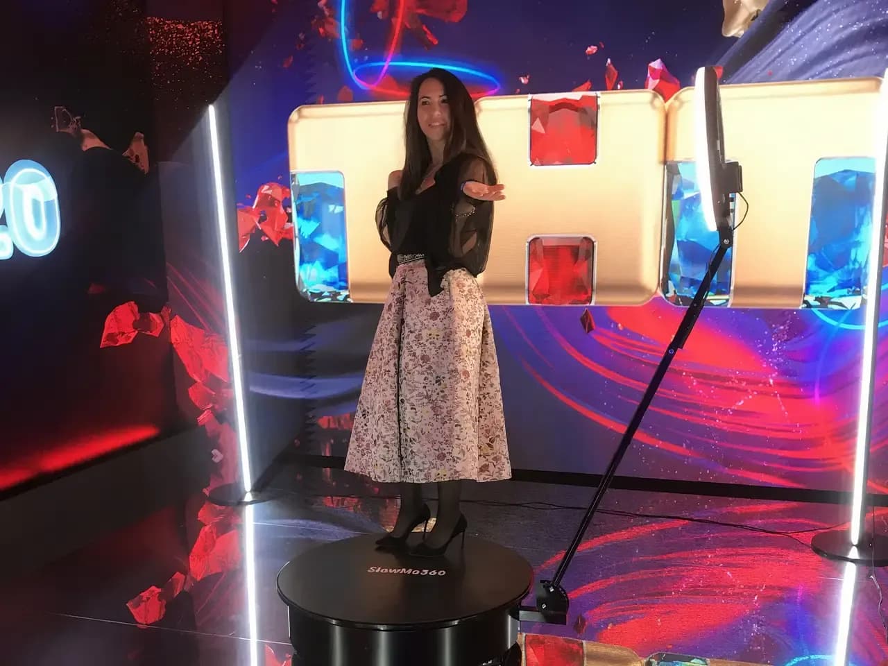 Девушка на съемке видео с помощью оборудования слоумо