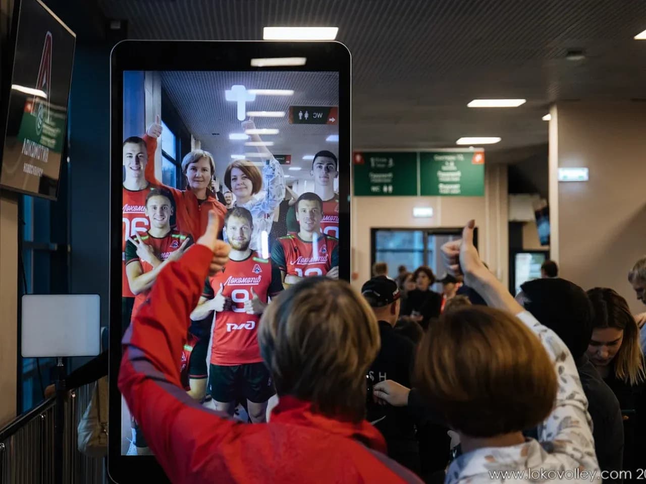 Гости делают интерактивное фото на AR фотостойке на мероприятии