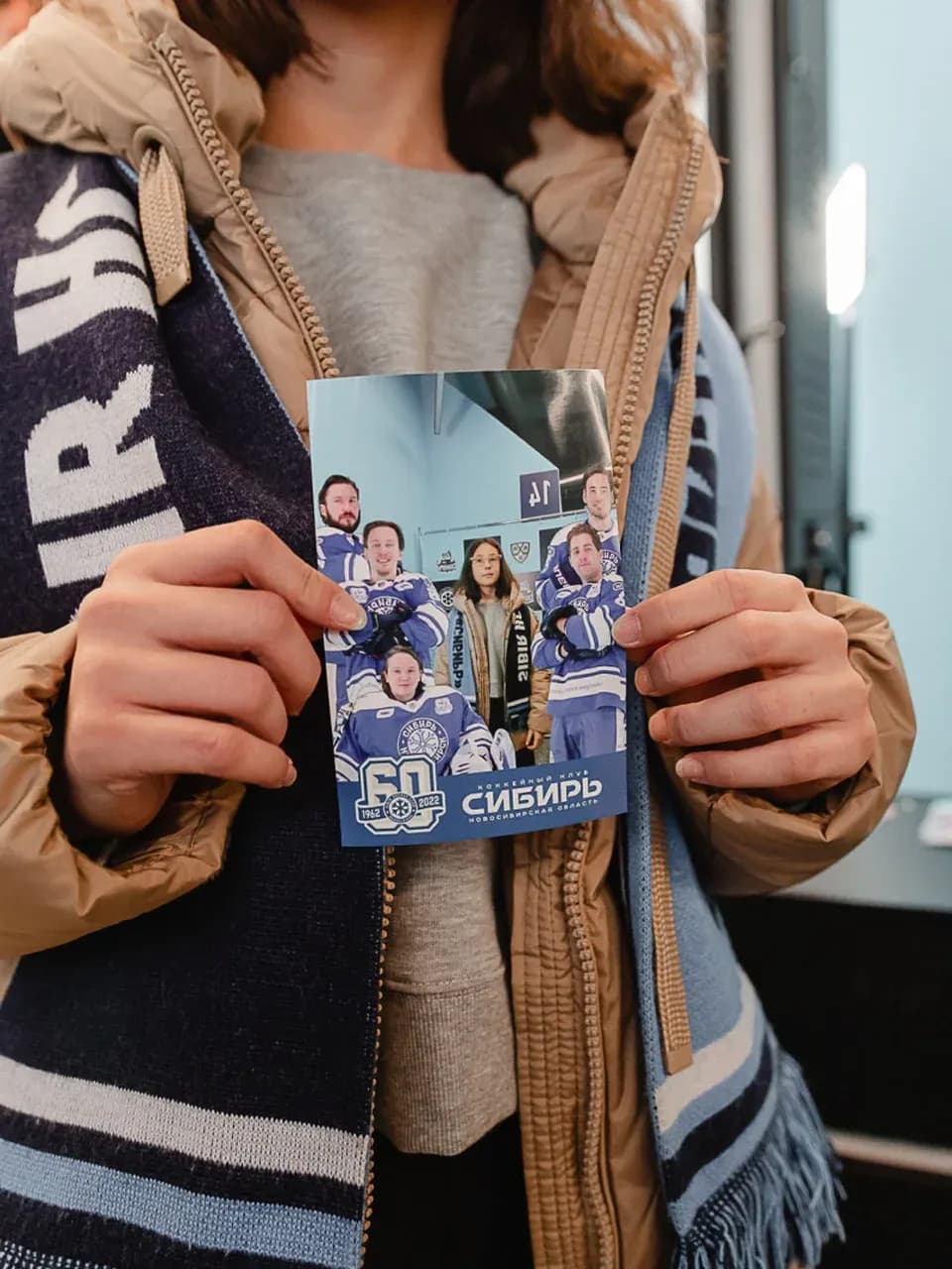 Гостья держит в руках фото после съемки в AR фотобудке