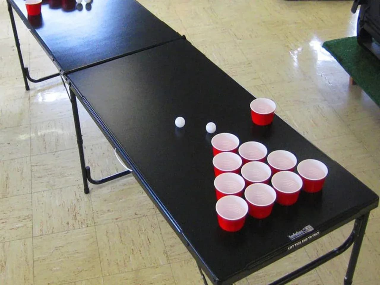 Вариант классического бирпонга со стаканчиками на столе