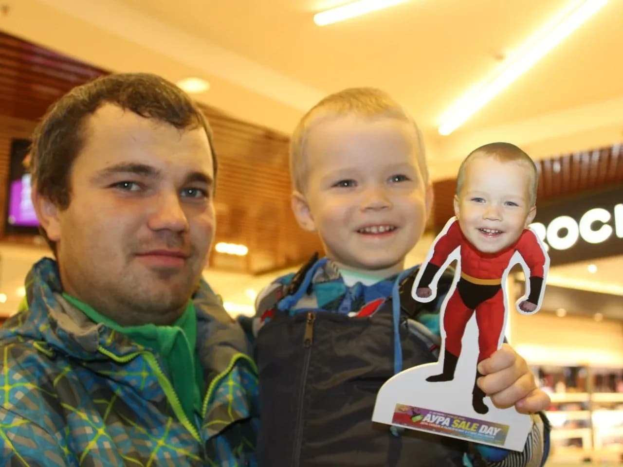 Ребенок держит в руках фигурку с большой головой