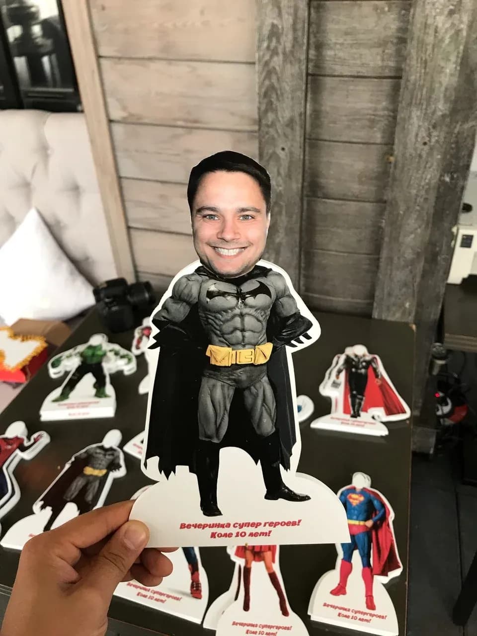 Фигурка Bubble Heads с большим портретом головы в руках у гостя