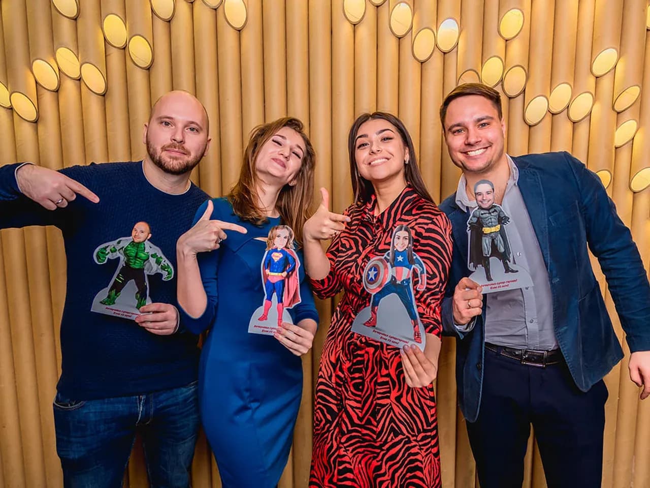 Гости с готовыми фигурками Bubble Heads на праздничной фотозоне