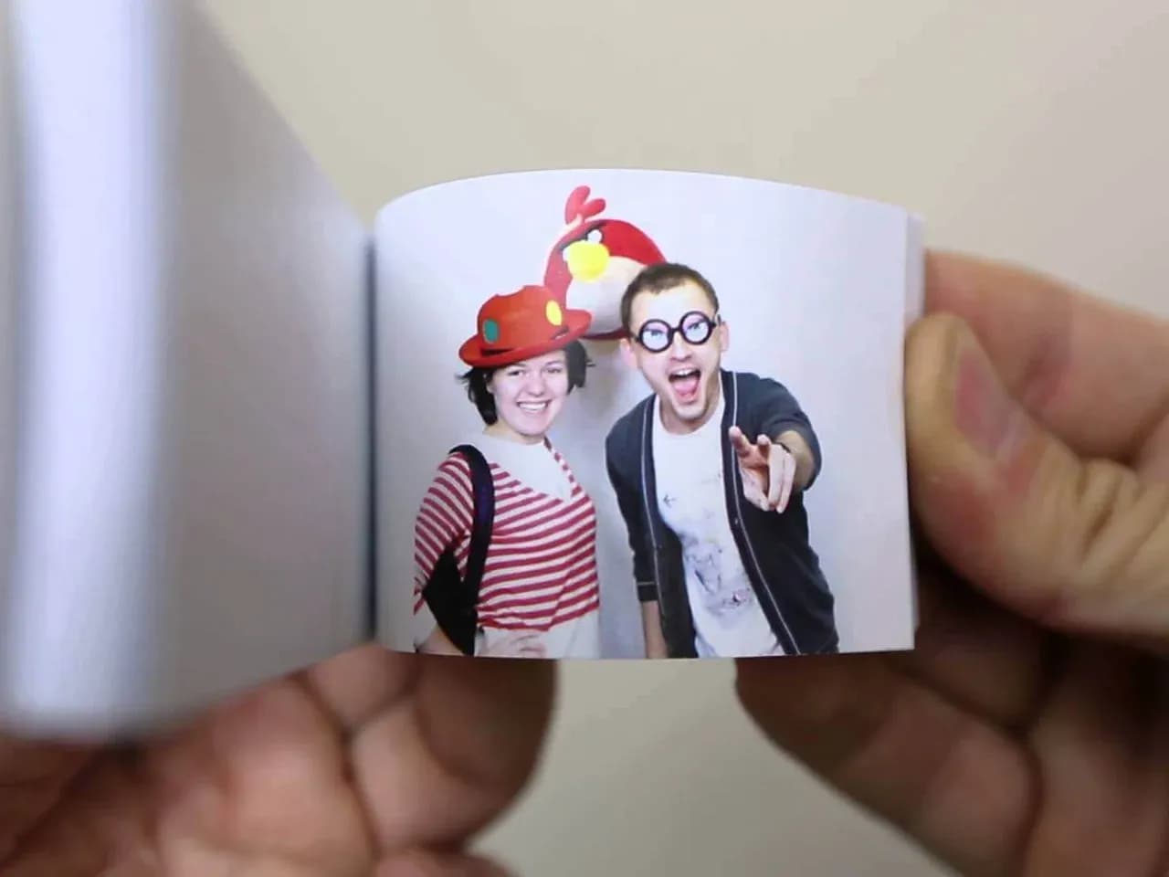 Флипбук книжечка в руке у посетителя