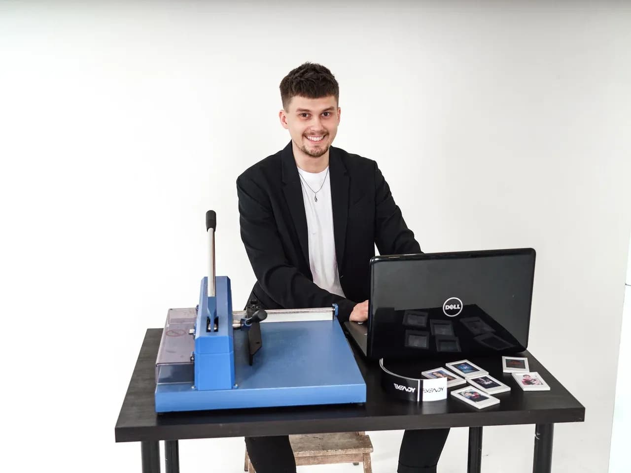 Оператор студии по созданию мини-книжек с фото гостями