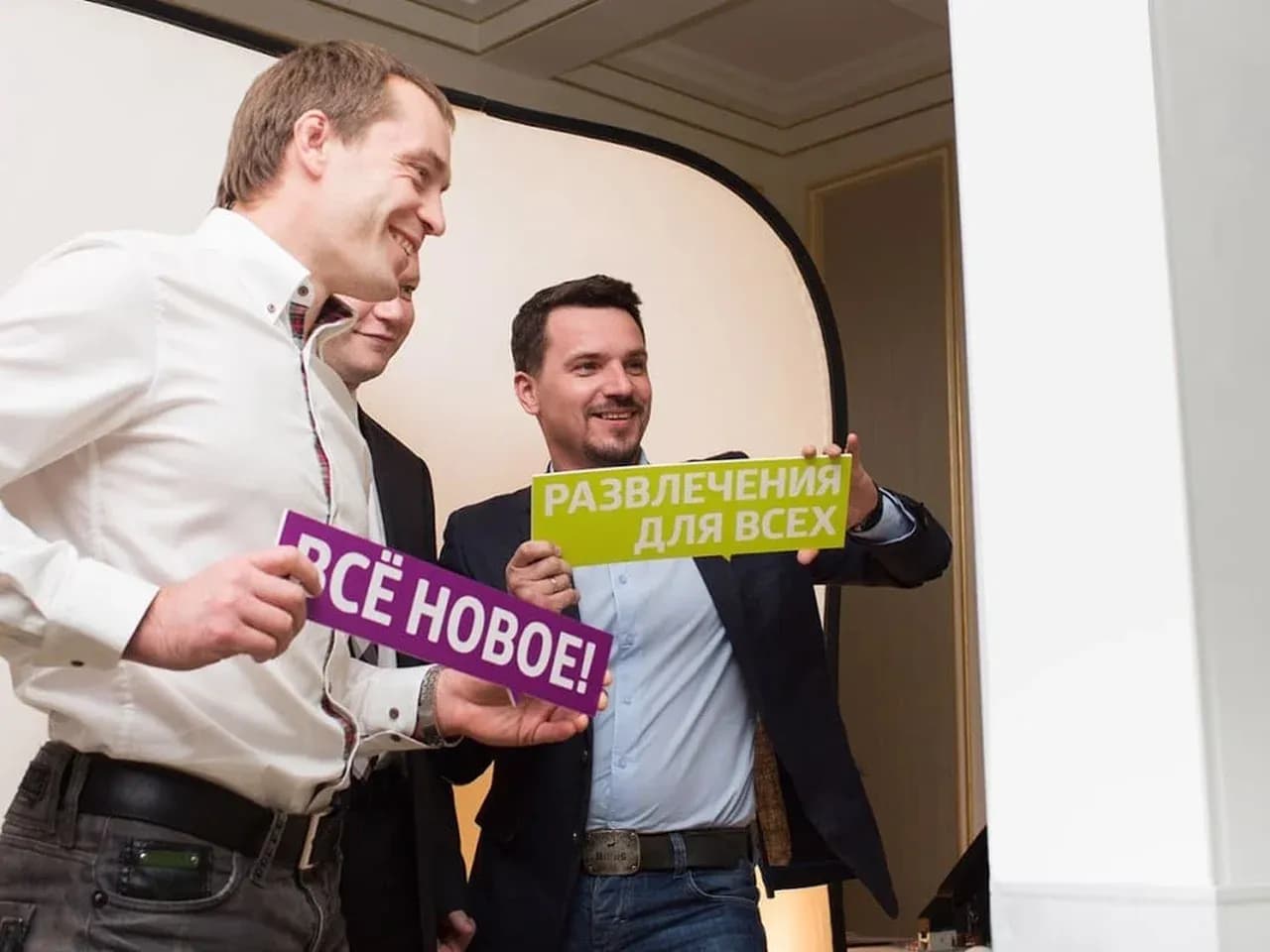 Гости фотографируются у флипбук-станции