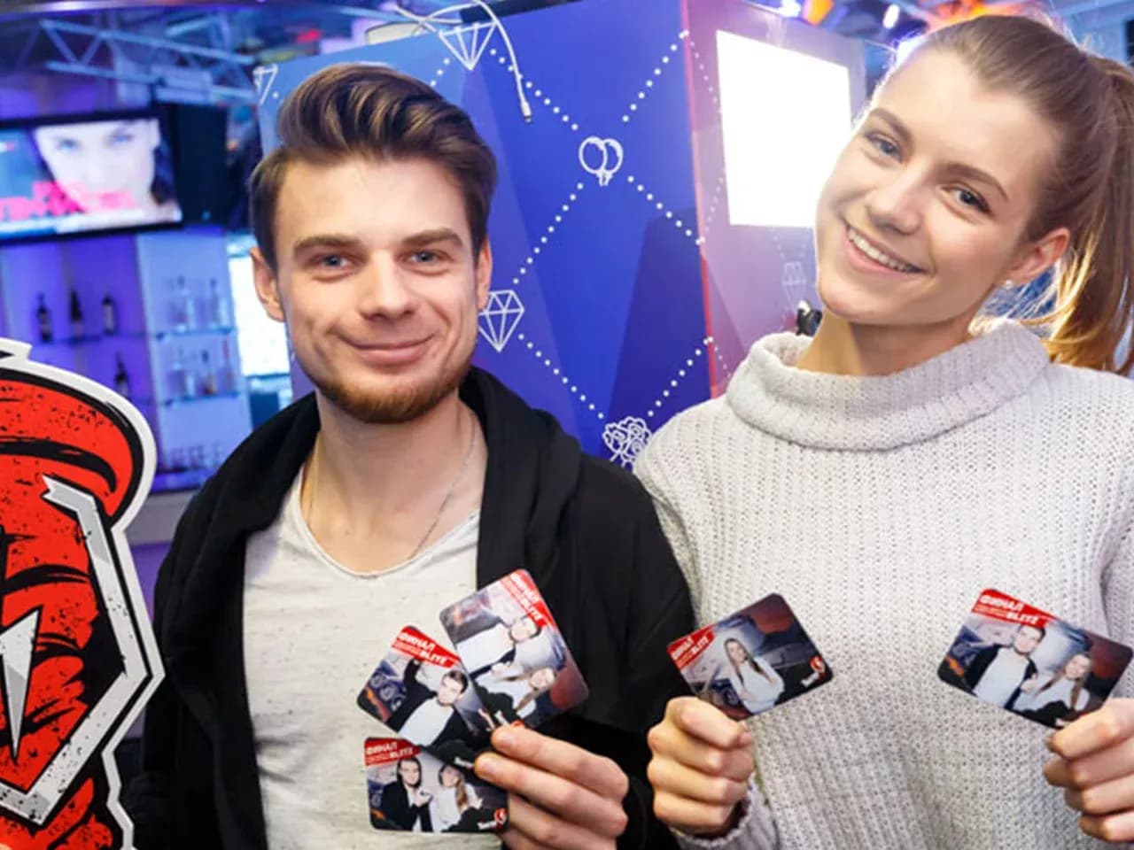 Участники держат в руках готовые фотомагниты с мероприятия