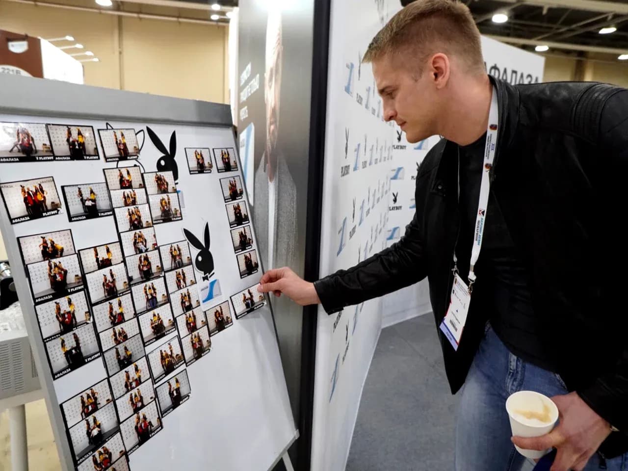 Участник забирает со стенда готовый фотомагнит с мероприятия