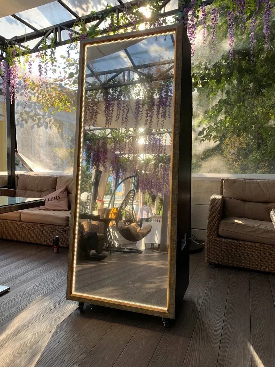 Фотозеркало на площадке: зеркальная стойка с подсветкой в интерьере