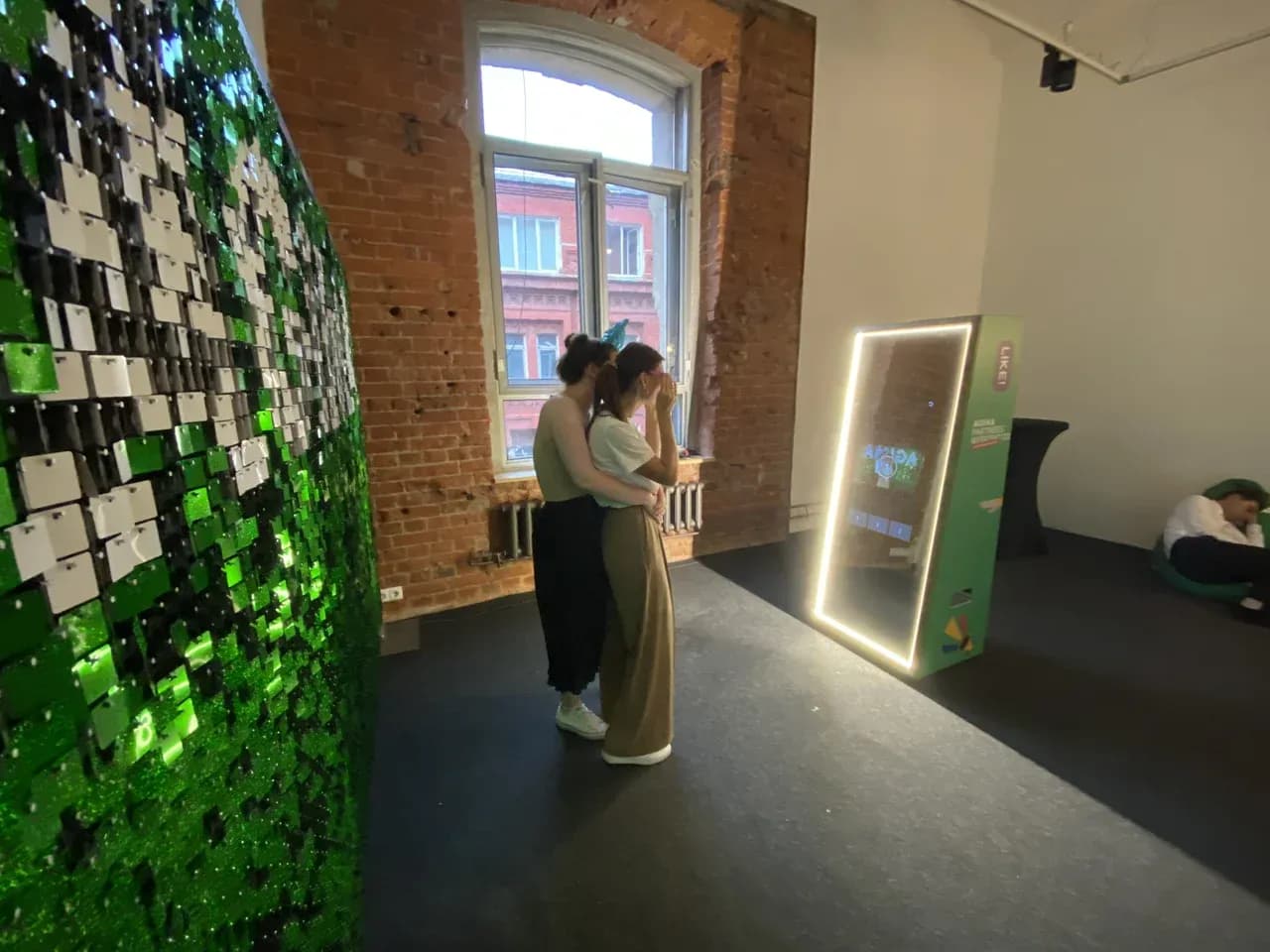 Фотозеркало на мероприятии: гости у зеркальной стойки в брендированной зоне