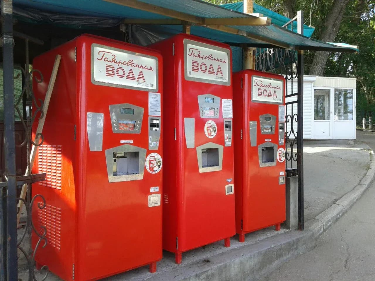 Ряд ретро-автоматов газированной воды на улице — автоматы с газировкой