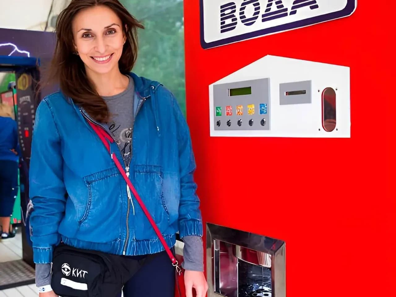 Гость рядом с автоматом газированной воды — ретро-автомат с газировкой