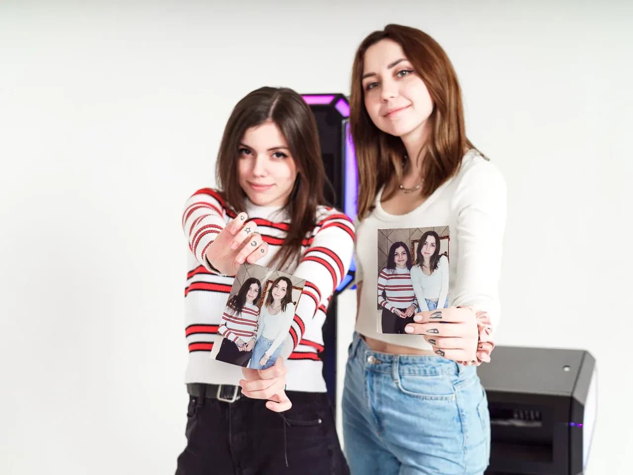 Гости показывают пример фотографии с нейрообработкой 