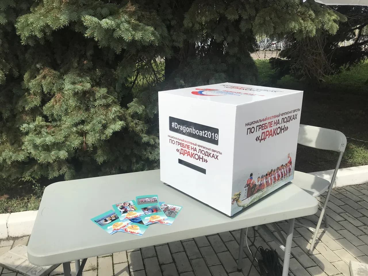 Принтер для фотографий по хэштегу на столе, уличный вариант