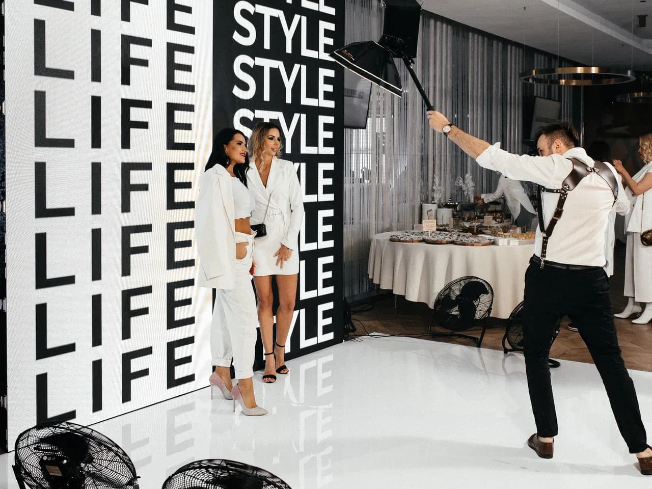 Съёмка в LED фотозоне: фотозона из экранов для контента гостей