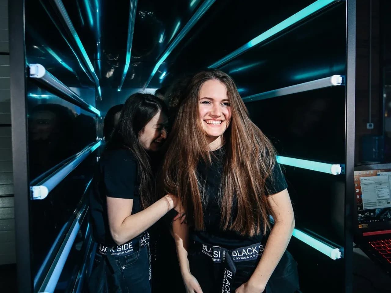 Гости фотографируются в неоновом туннеле