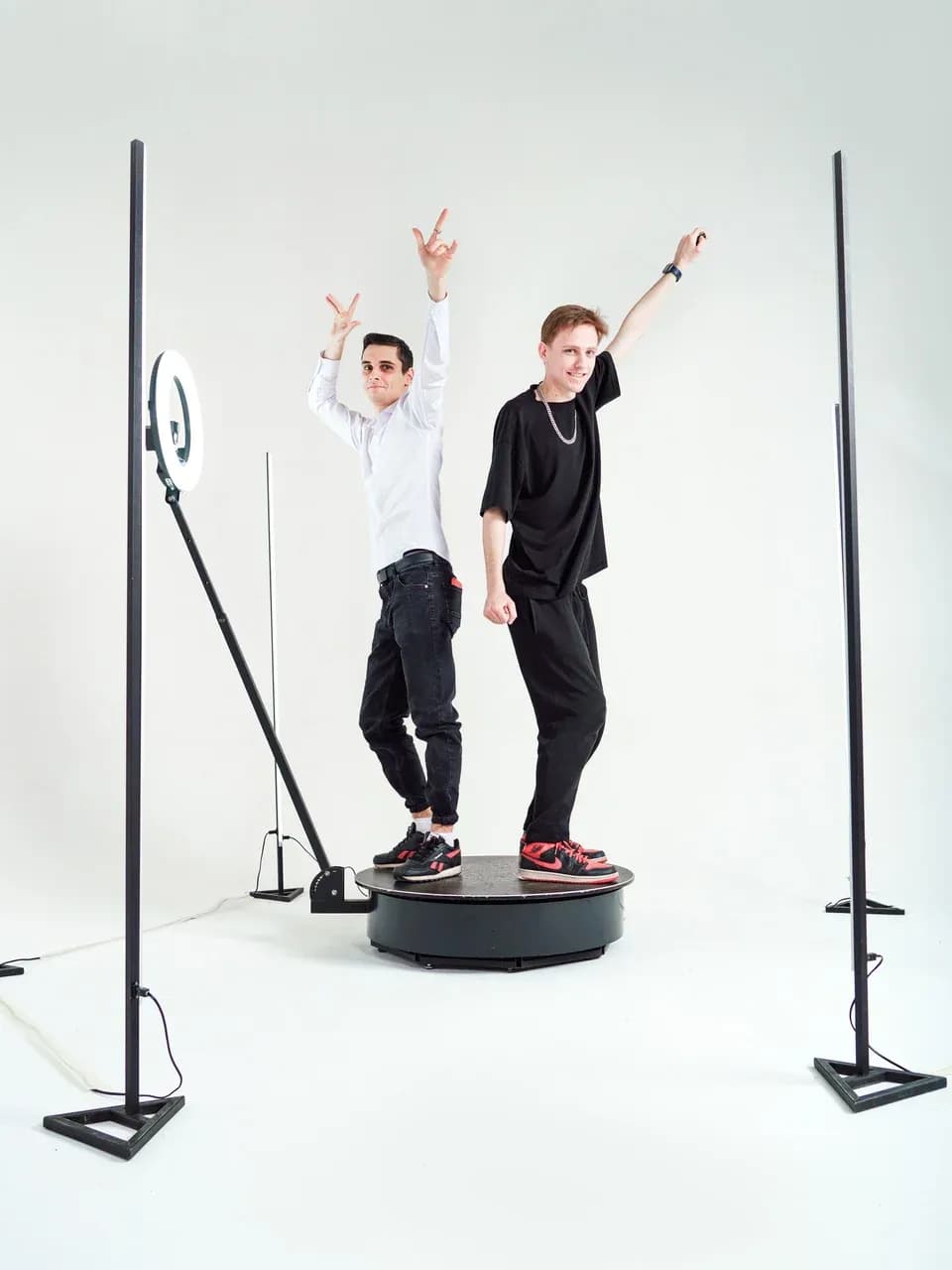 Участники позируют на платформе для слоумо 360