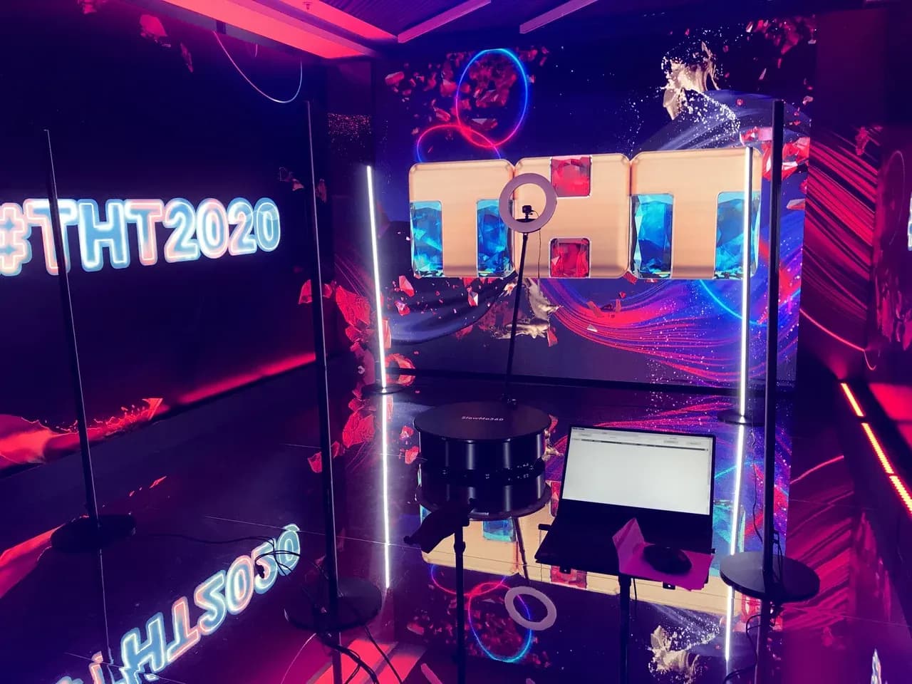 Площадка для слоумо и ноутбук на брендированном мероприятии для компании