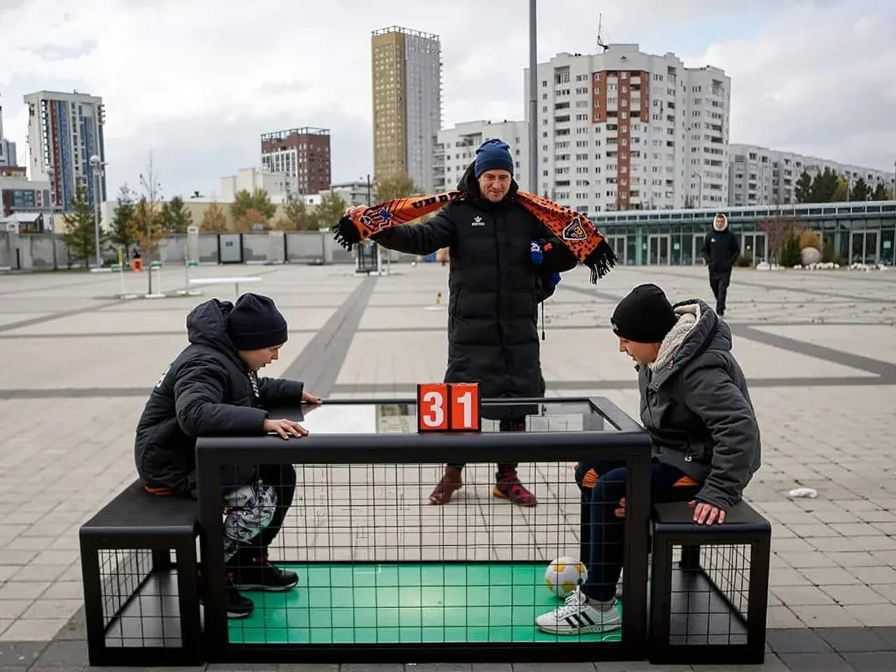 Уличный матч в сабсоккер, игра на двоих с ассистентом