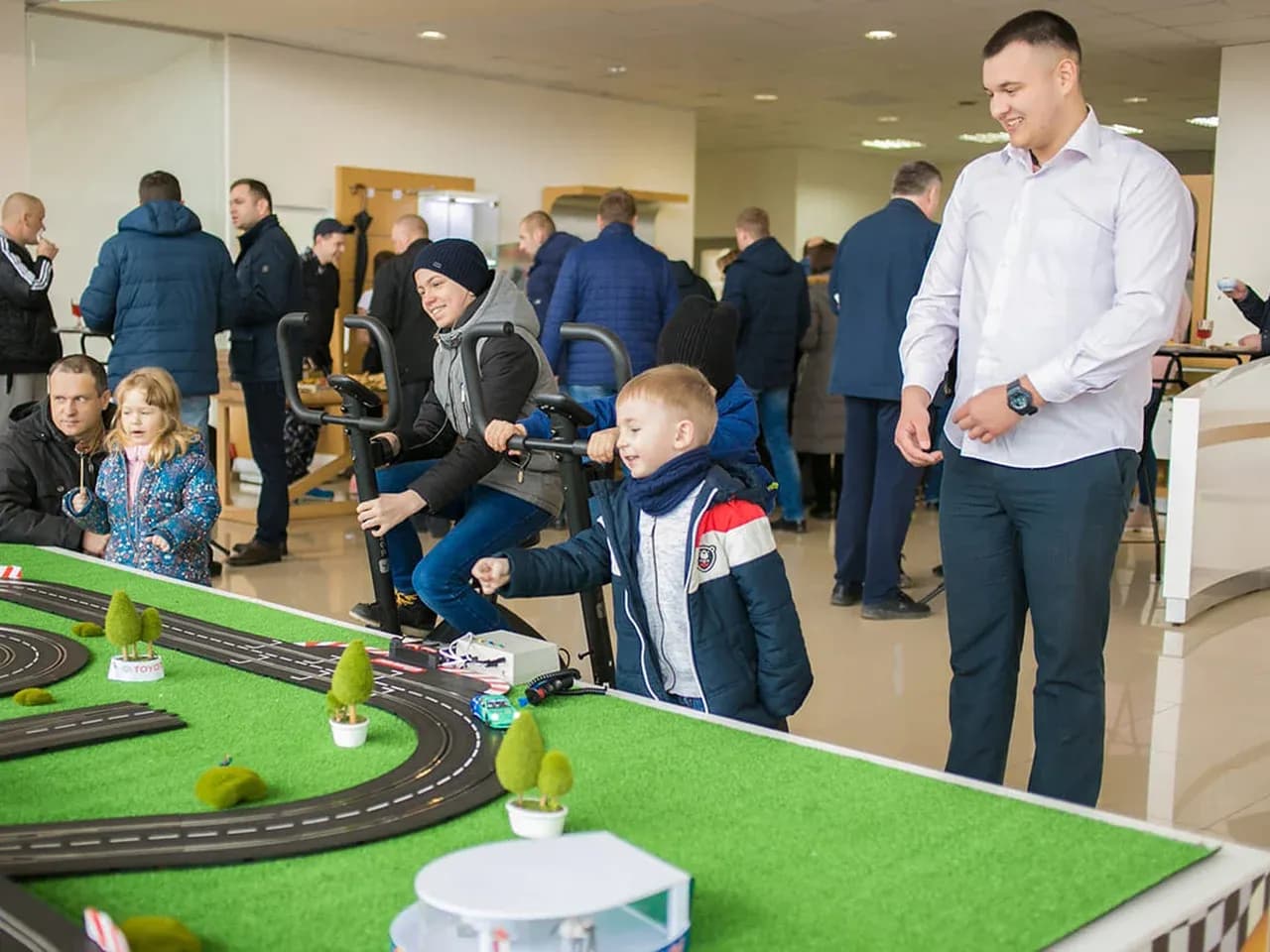 Участники на велотренажерах соревнуются на гоночном треке