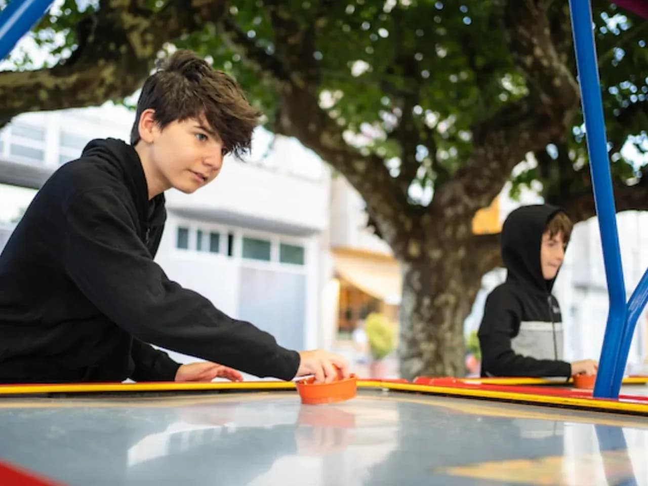 Детский вариант аэрохоккея. Ребенок увлеченно пытается забить гол!