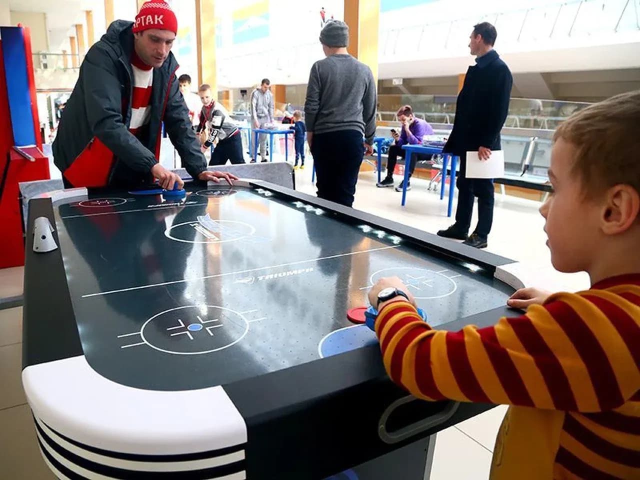 Аэрохоккей для детей на празднике: игра у стола air hockey