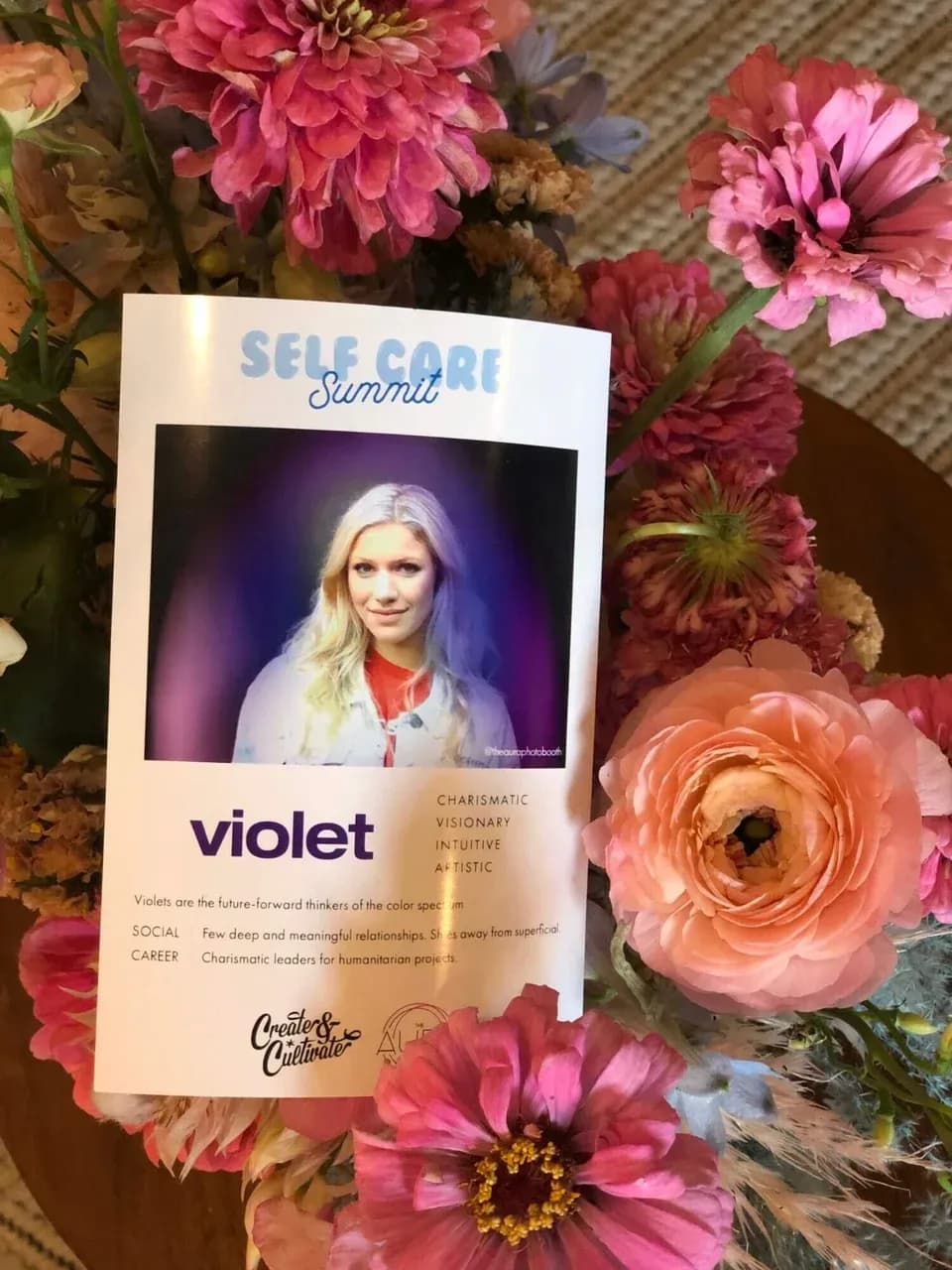 Фото с аура камеры: распечатка ауры гостя на фоне цветочной композиции