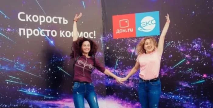 Гости снимаются в фотозоне Bullet Time с эффектом остановки времени