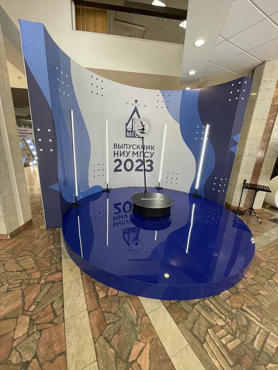 Слоумо 360 с брендированием: круглая платформа и фотозона для видеосъёмки