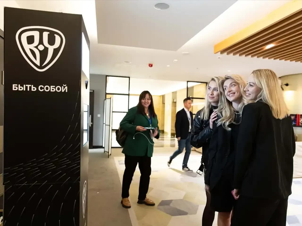 Фотобудка на мероприятии: гости подходят к зоне фотосъёмки