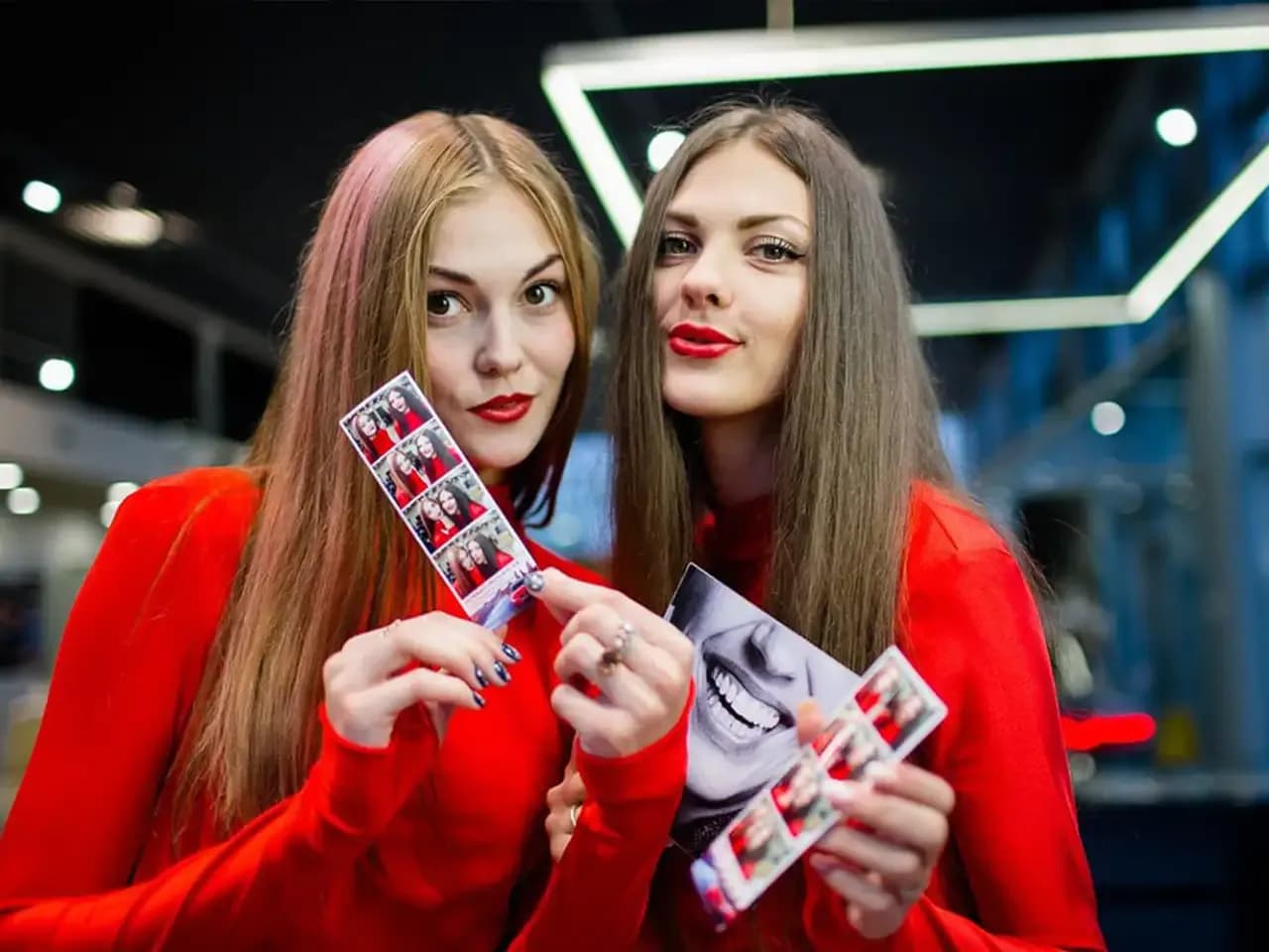 Гости с распечатками из фотобудки: готовые фото после съёмки