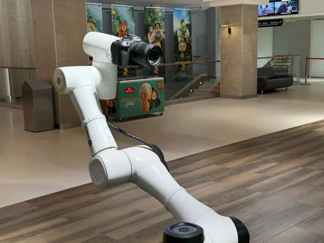 Роборука глэмбот на площадке: камера на манипуляторе для видеозоны slow motion