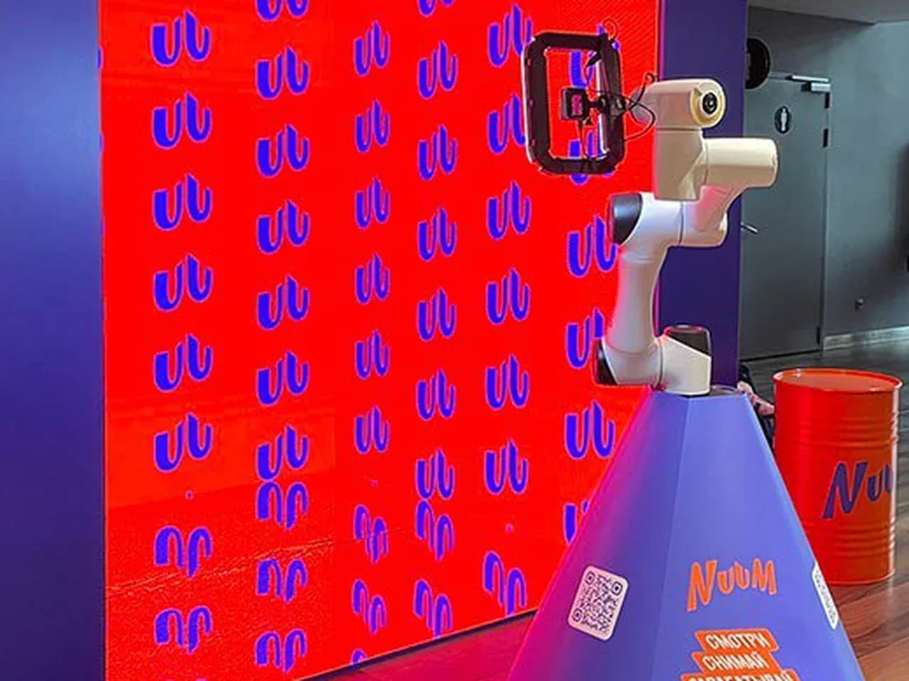 Роборука глэмбот снимает гостей: slow motion видеозона на брендированной локации