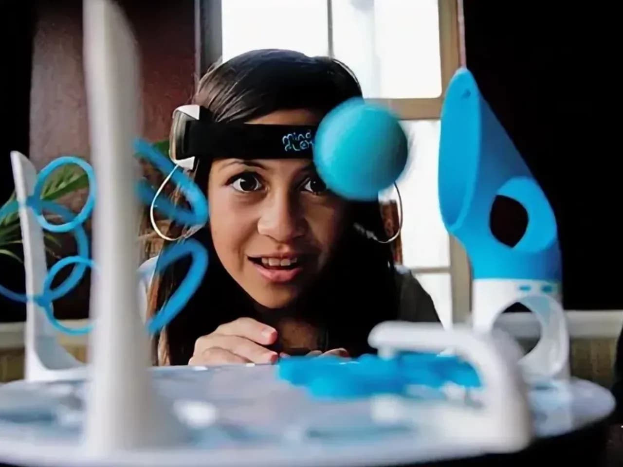 Игра разума: участник в датчике концентрации, шарик движется по дорожке