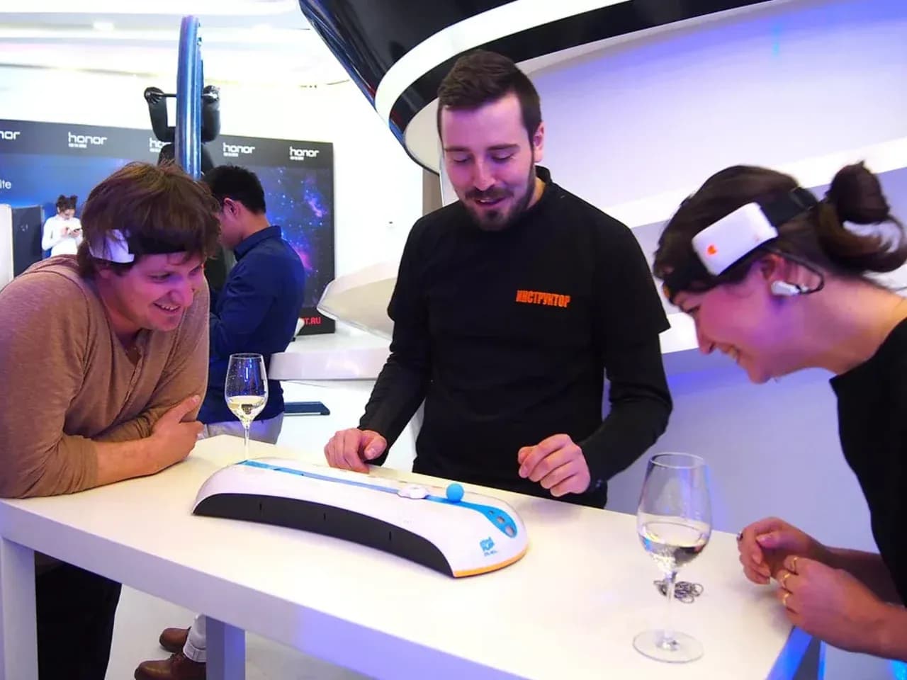 Игра разума на мероприятии: гости играют за столом, ассистент помогает