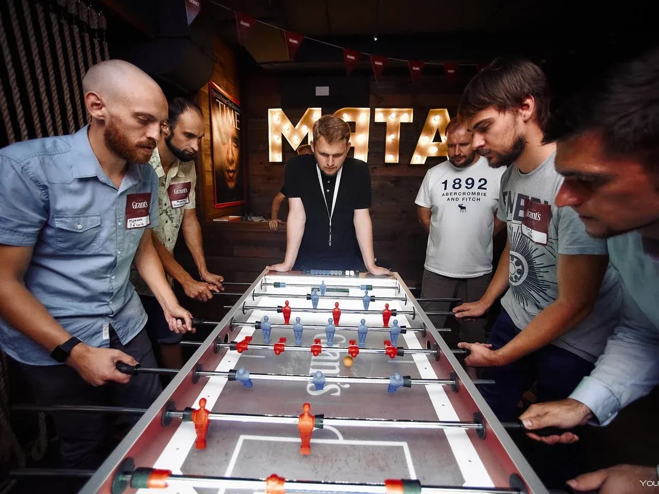 Гости играют в кикер: настольный футбол на мероприятии