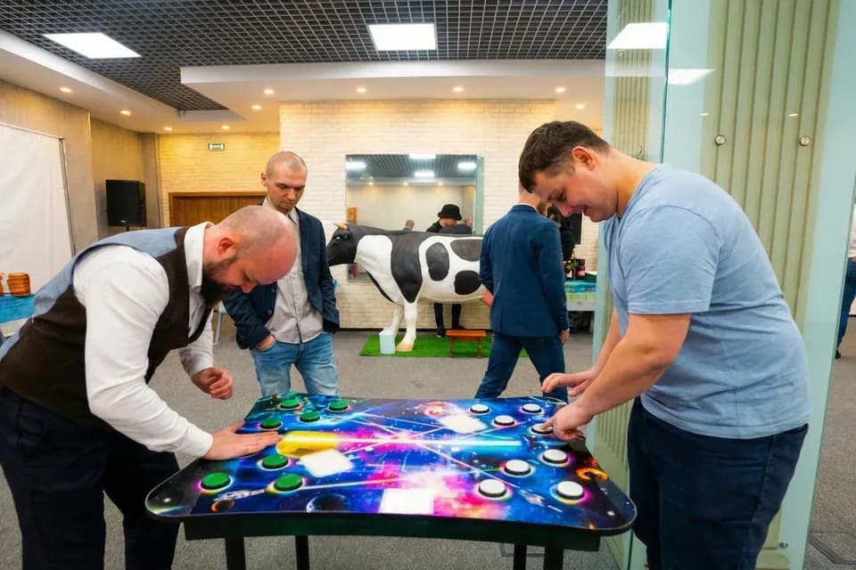 Гости увлеченно играют в кнопочный бой