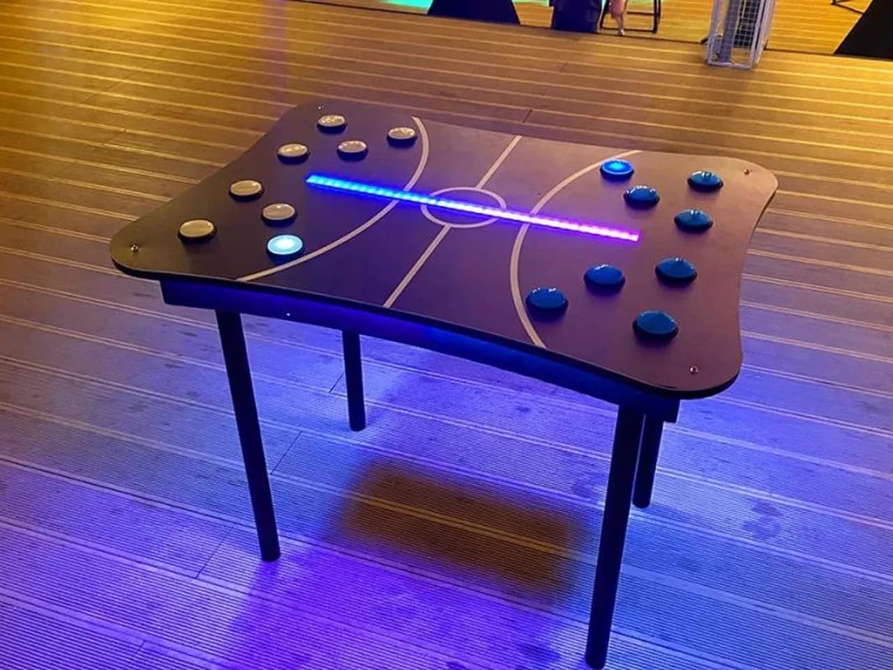 Игровой стол «Кнопочный бой»: расположение кнопок и игровое поле, крупный план