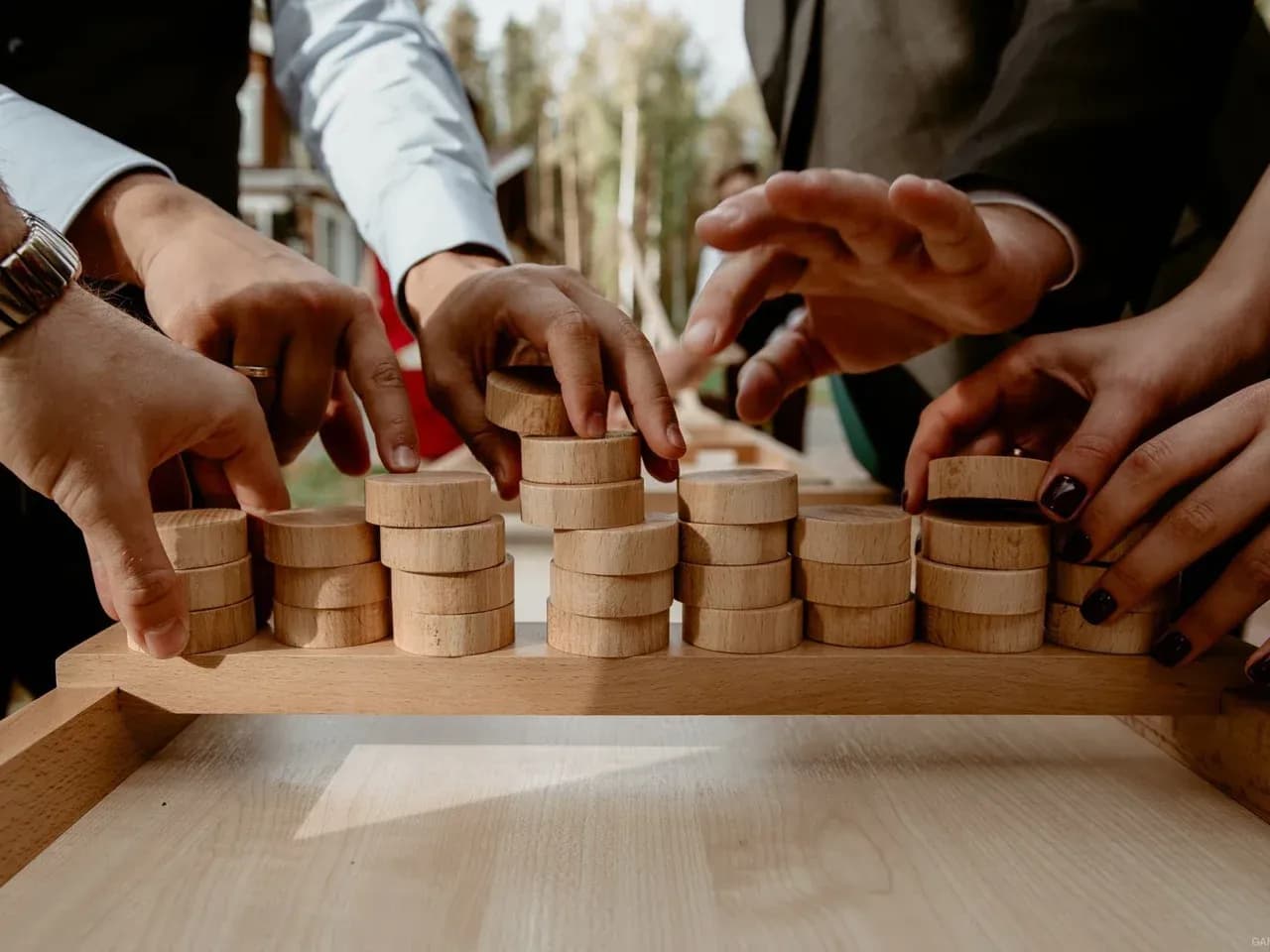 Фишки для крафтовой, деревянной игры крупным планом