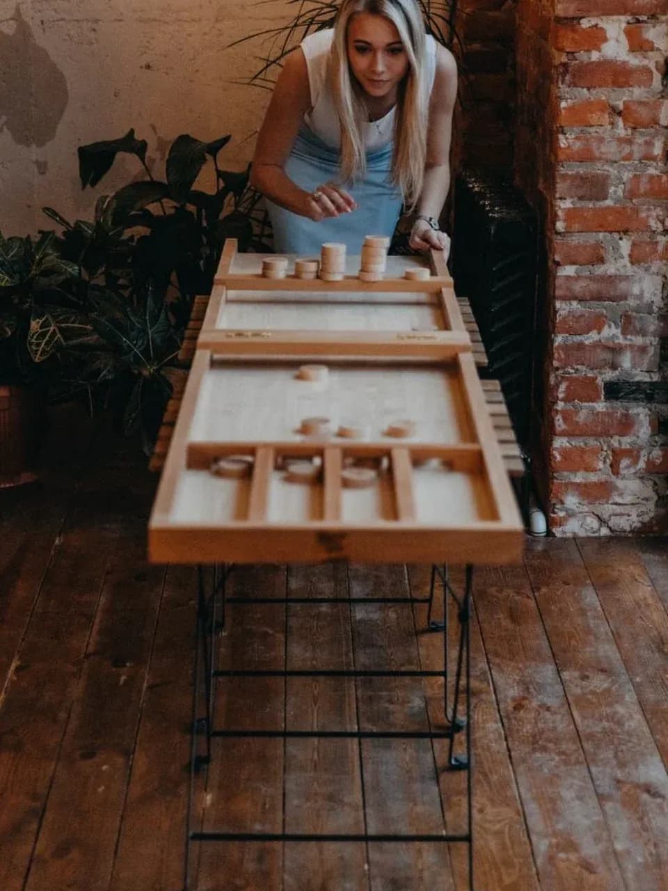 Игра из дерева на улице: настольная крафтовая игра с фишками на поле