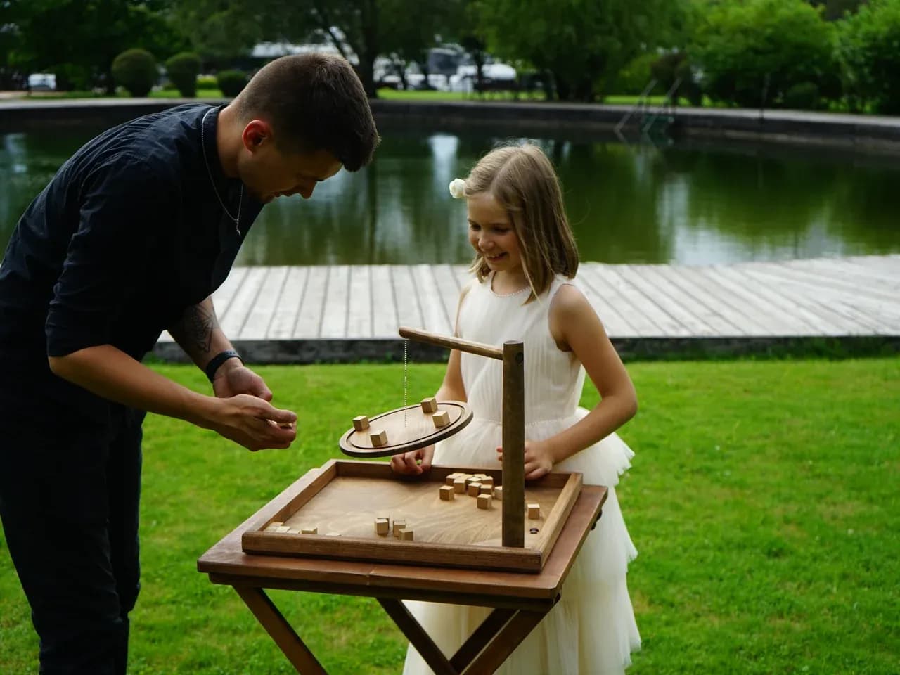 Ребёнок играет в крафтовую игру из дерева — развлечение на площадке