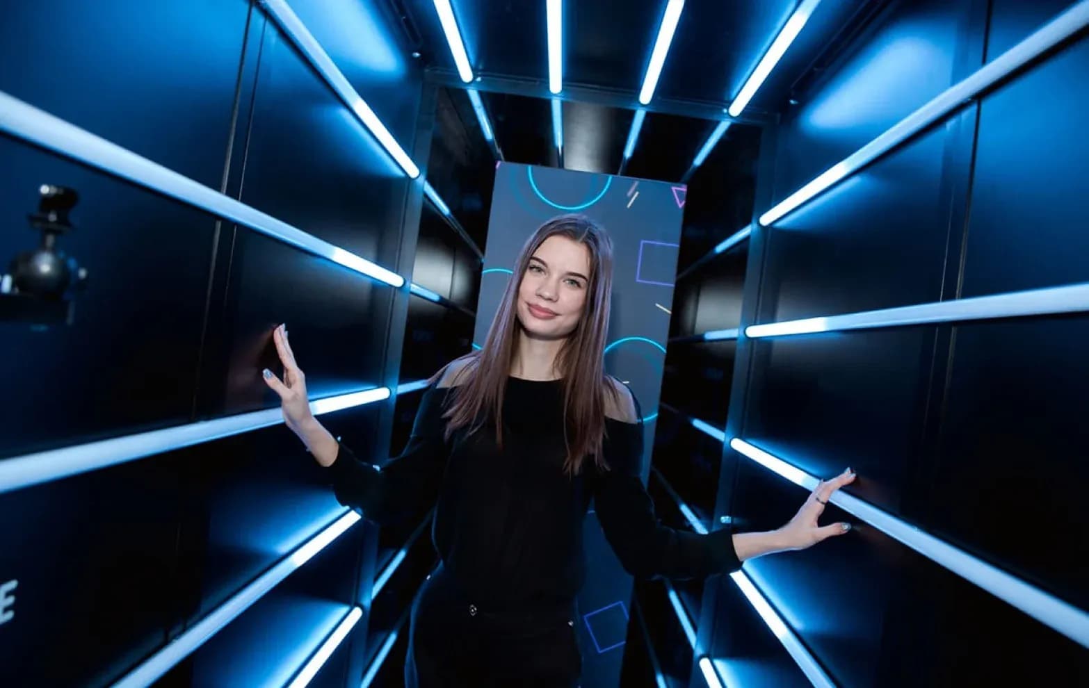 Гость в неоновом туннеле: фотозона LED-room для видео mp4