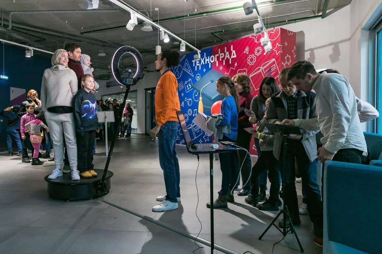 Съёмка на слоумо 360: оператор и гости у платформы 360 на мероприятии