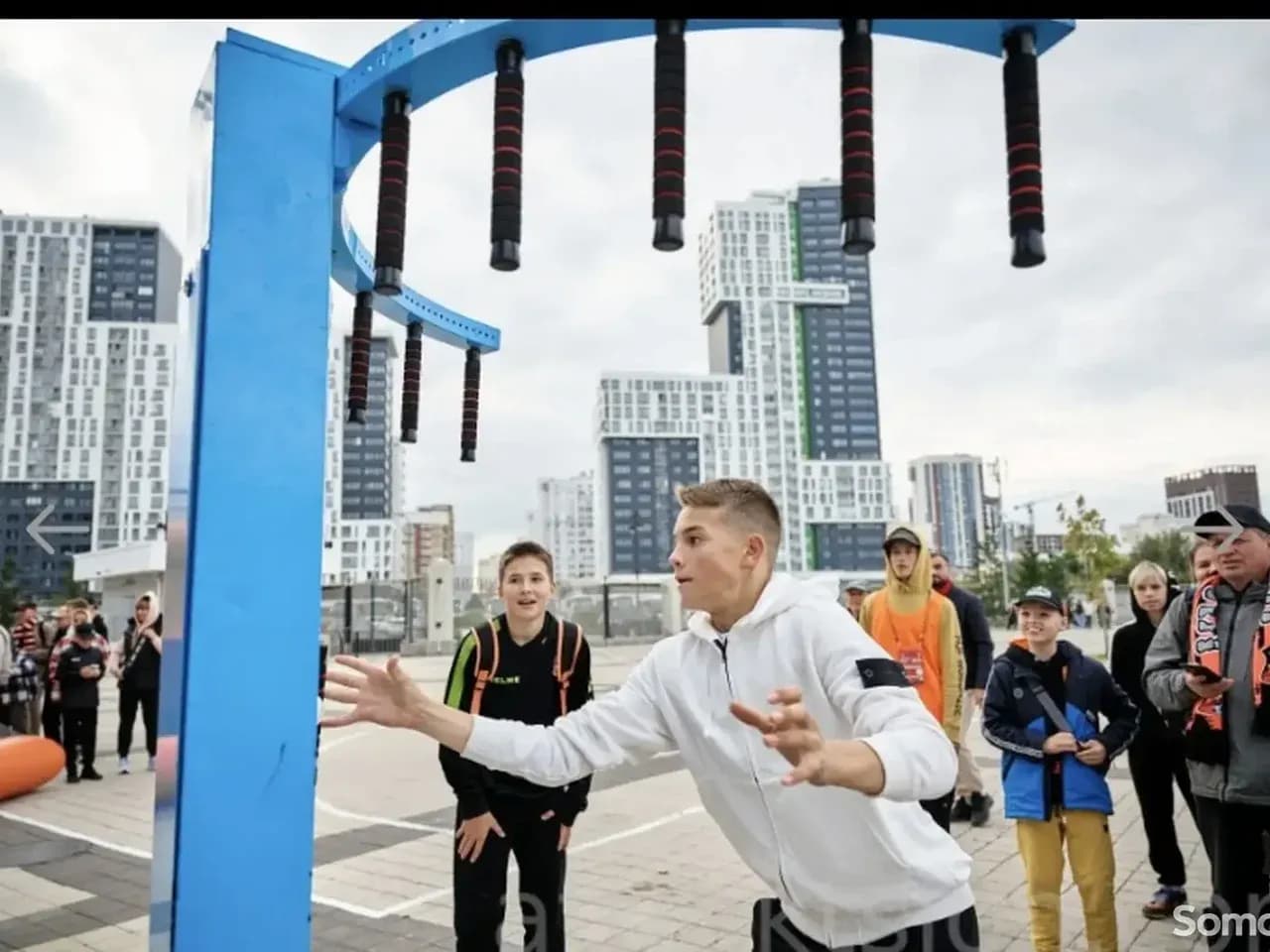 Участник ловит падающие палочки на улице