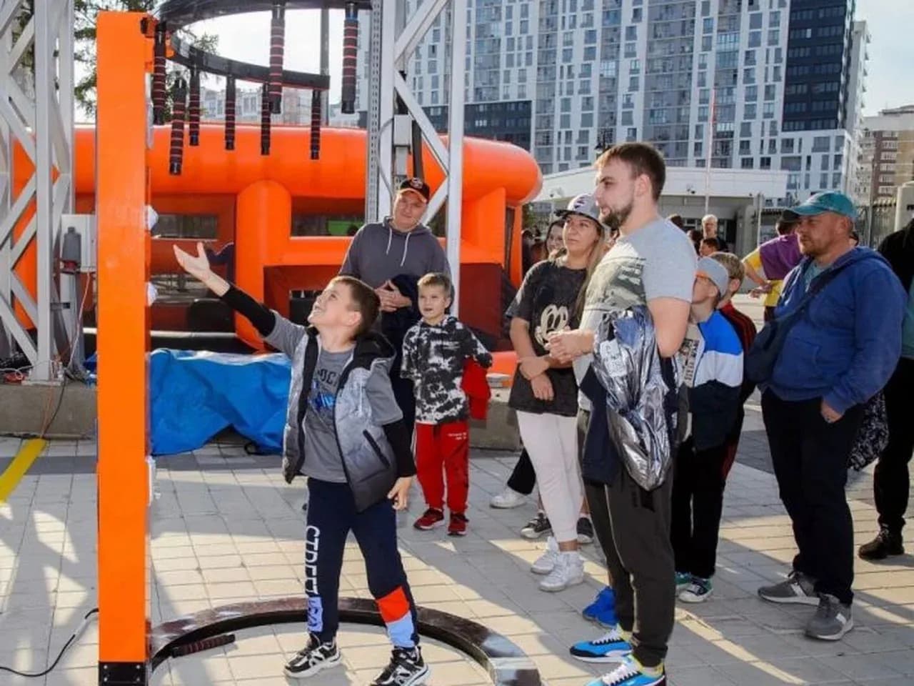 Ребенок ловит палочки, падающие с интерактива