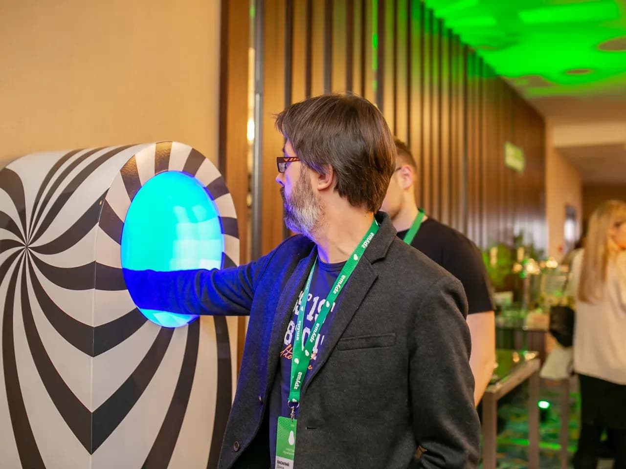 Гость прикладывает руку к автомату предсказаний