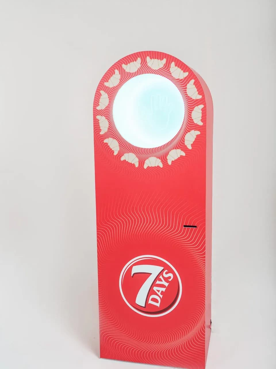 Интерактив «Предсказатель» в аренду: стойка автомата предсказаний, вид спереди